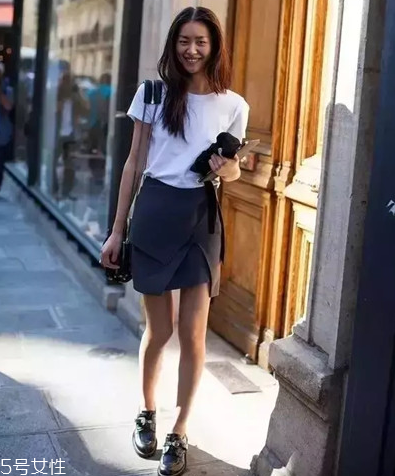 短袖t恤怎么搭配裙子？短袖t恤搭配裙子方案推薦