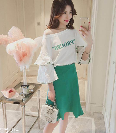 短袖t恤怎么搭配裙子？短袖t恤搭配裙子方案推薦