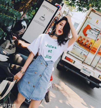 短袖t恤怎么搭配裙子？短袖t恤搭配裙子方案推薦