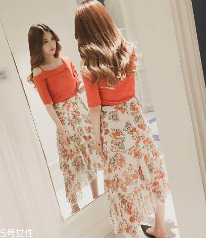 短袖t恤怎么搭配裙子？短袖t恤搭配裙子方案推薦