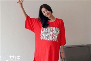 紅色t恤衫配什么褲子？紅色t恤這樣搭配褲子