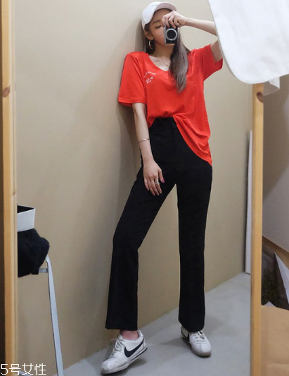 紅色t恤衫配什么褲子？紅色t恤這樣搭配褲子