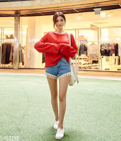 紅色t恤衫配什么褲子？紅色t恤這樣搭配褲子