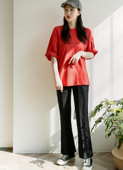 紅色t恤衫配什么褲子？紅色t恤這樣搭配褲子