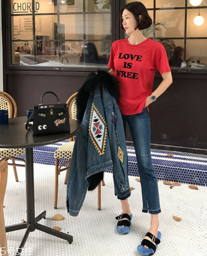 紅色t恤衫配什么褲子？紅色t恤這樣搭配褲子