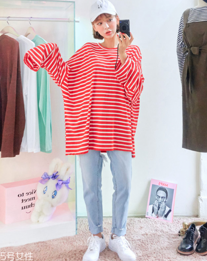 紅色t恤衫配什么褲子？紅色t恤這樣搭配褲子