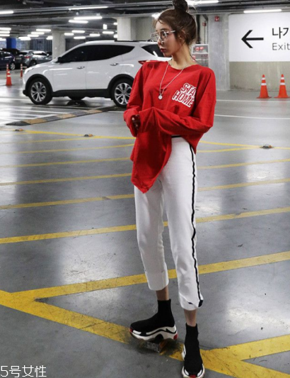 紅色t恤衫配什么褲子？紅色t恤這樣搭配褲子