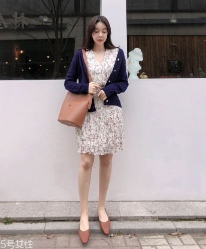 印花連衣裙配什么外套？印花連衣裙搭配外套技巧