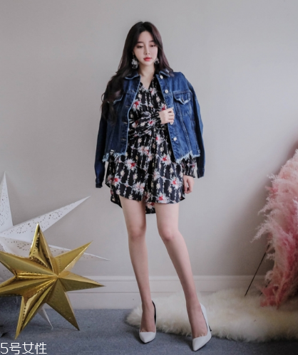 印花連衣裙配什么外套？印花連衣裙搭配外套技巧