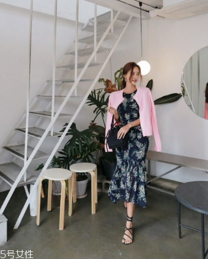 印花連衣裙配什么外套？印花連衣裙搭配外套技巧