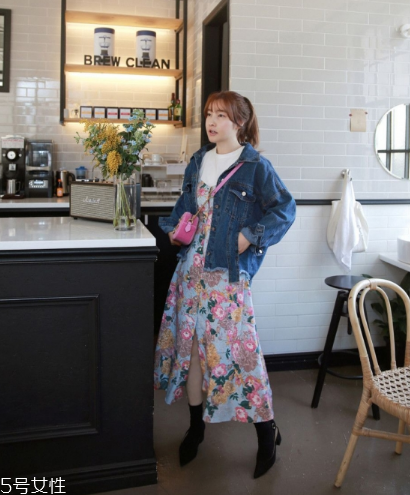 印花連衣裙配什么外套？印花連衣裙搭配外套技巧