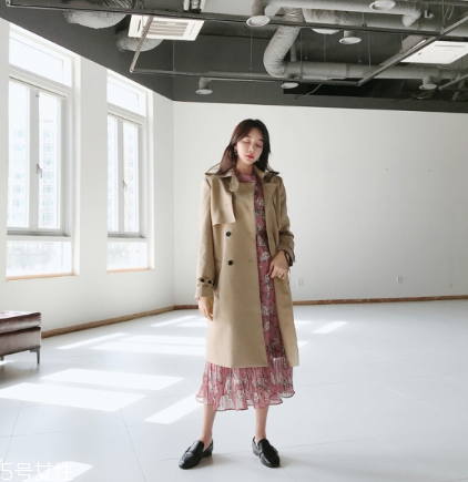 印花連衣裙配什么外套？印花連衣裙搭配外套技巧