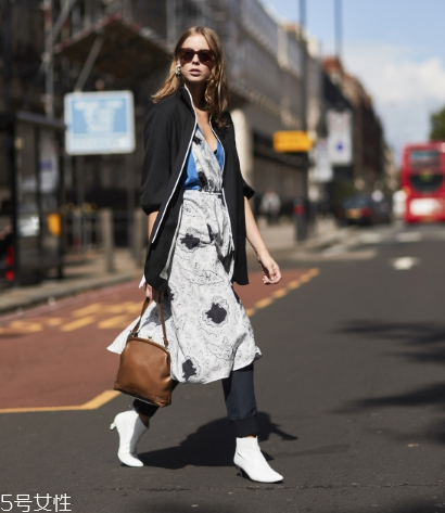 印花連衣裙配什么外套？印花連衣裙搭配外套技巧