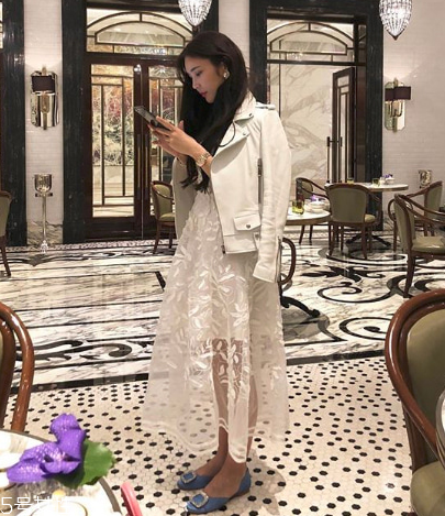 蕾絲連衣裙搭配什么外套？蕾絲連衣裙搭配外套技巧