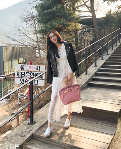 蕾絲連衣裙搭配什么外套？蕾絲連衣裙搭配外套技巧