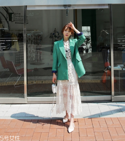 蕾絲連衣裙搭配什么外套？蕾絲連衣裙搭配外套技巧