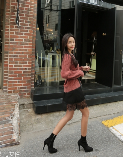 蕾絲連衣裙搭配什么外套？蕾絲連衣裙搭配外套技巧