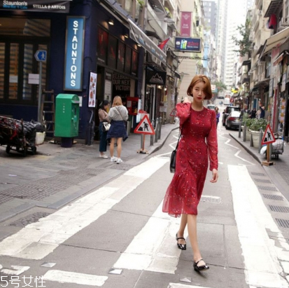 紅色連衣裙配什么鞋子好看？紅色連衣裙搭配鞋子示范