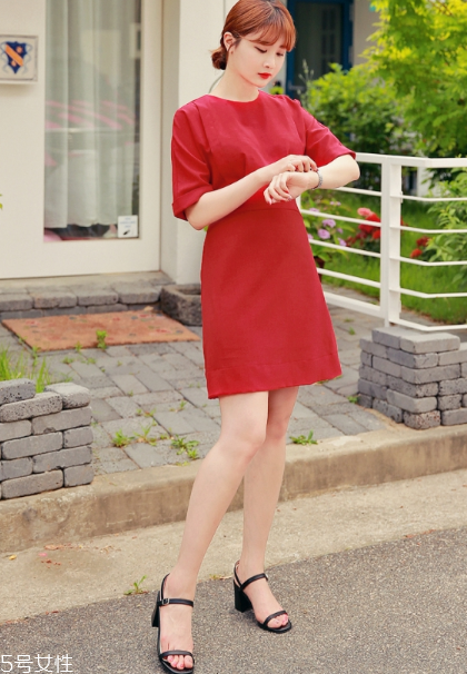 紅色連衣裙配什么鞋子好看？紅色連衣裙搭配鞋子示范