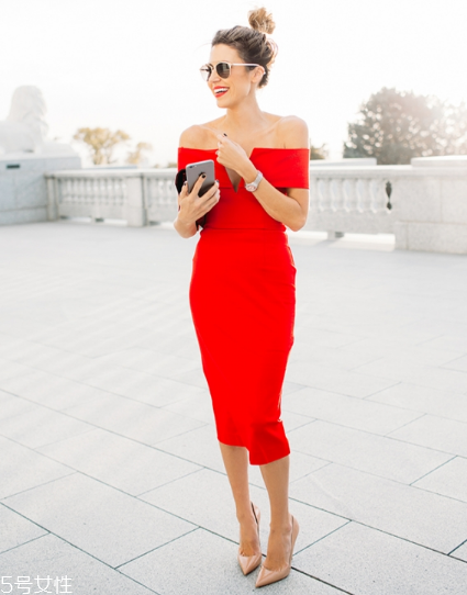 紅色連衣裙配什么鞋子好看？紅色連衣裙搭配鞋子示范