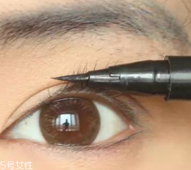 男生簡(jiǎn)單裸妝化妝步驟 男生心機(jī)裸妝教程 男生簡(jiǎn)單裸妝化妝步驟 男生心機(jī)裸妝教程