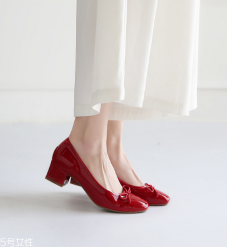 2018流行什么樣的低跟鞋？今年最火的低跟鞋匯總