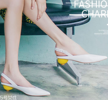 2018流行什么樣的低跟鞋？今年最火的低跟鞋匯總