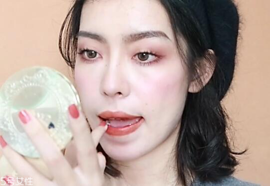 不夸張的混血妝怎么畫 一盤眼影完成日韓混血妝 不夸張的混血妝怎么畫 一盤眼影完成日韓混血妝