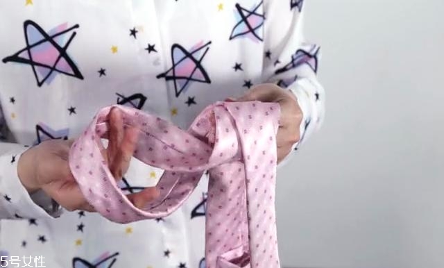 最簡單的領(lǐng)帶打法圖解 快捷打領(lǐng)帶的方法 最簡單的領(lǐng)帶打法圖解 快捷打領(lǐng)帶的方法