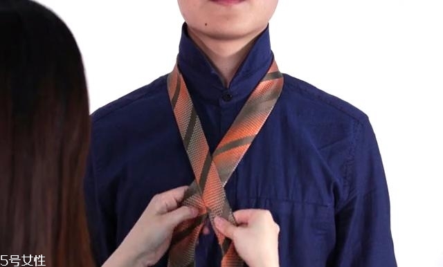 最簡單的領(lǐng)帶打法圖解 快捷打領(lǐng)帶的方法 最簡單的領(lǐng)帶打法圖解 快捷打領(lǐng)帶的方法