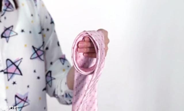 最簡單的領(lǐng)帶打法圖解 快捷打領(lǐng)帶的方法 最簡單的領(lǐng)帶打法圖解 快捷打領(lǐng)帶的方法