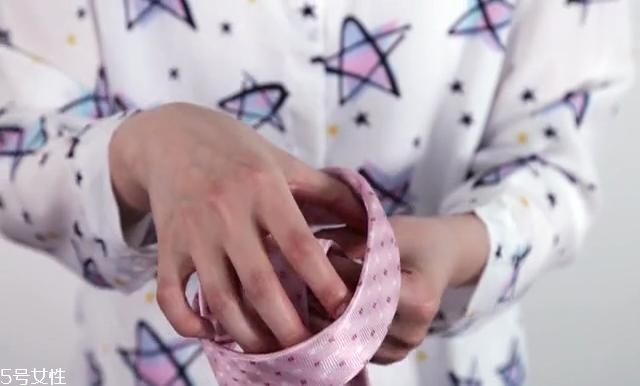 最簡單的領(lǐng)帶打法圖解 快捷打領(lǐng)帶的方法 最簡單的領(lǐng)帶打法圖解 快捷打領(lǐng)帶的方法