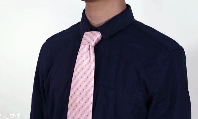 最簡單的領(lǐng)帶打法圖解 快捷打領(lǐng)帶的方法 最簡單的領(lǐng)帶打法圖解 快捷打領(lǐng)帶的方法