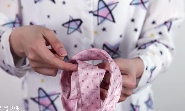 最簡單的領(lǐng)帶打法圖解 快捷打領(lǐng)帶的方法 最簡單的領(lǐng)帶打法圖解 快捷打領(lǐng)帶的方法