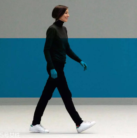 小白鞋可以用84洗嗎？慎用84洗小白鞋