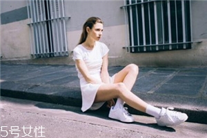 小白鞋磨腳后跟怎么辦？小白鞋磨腳問題輕松解決