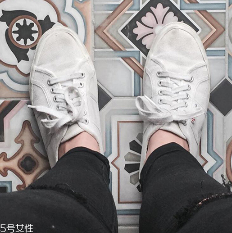 小白鞋上的油怎么去除？小白鞋油漬清理方法