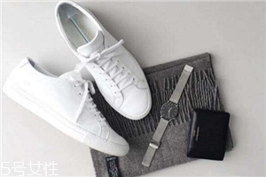 小白鞋上的油怎么去除？小白鞋油漬清理方法