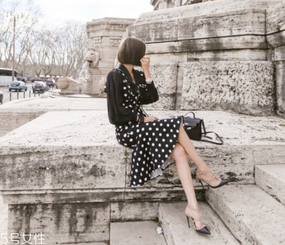 波點連衣裙怎么搭配？波點連衣裙搭配方案推薦