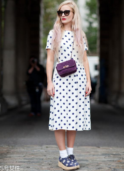 波點連衣裙怎么搭配？波點連衣裙搭配方案推薦
