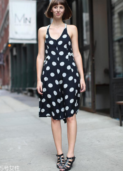波點連衣裙怎么搭配？波點連衣裙搭配方案推薦