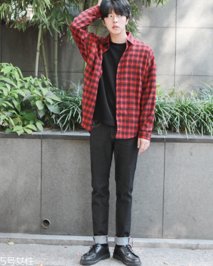 襯衫和t恤衫怎么搭配？襯衫和t恤衫搭配圖片