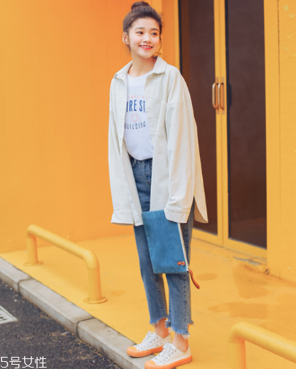 襯衫和t恤衫怎么搭配？襯衫和t恤衫搭配圖片