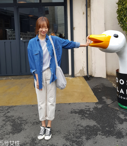 襯衫和t恤衫怎么搭配？襯衫和t恤衫搭配圖片