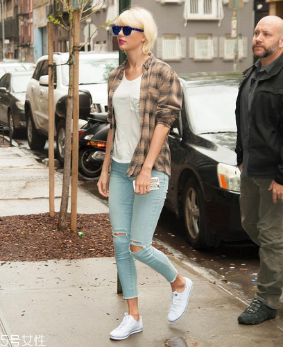 襯衫和t恤衫怎么搭配？襯衫和t恤衫搭配圖片