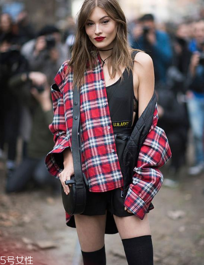 襯衫和t恤衫怎么搭配？襯衫和t恤衫搭配圖片