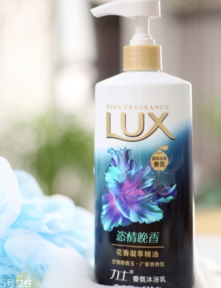 力士恣情晚香沐浴露和ysl黑鴉片香水對比 力士恣情晚香沐浴露和ysl黑鴉片香水對比