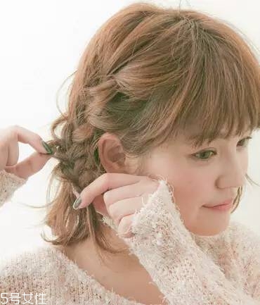 扎一半留一半的發(fā)型扎法 半扎發(fā)這樣扎好看 扎一半留一半的發(fā)型扎法 半扎發(fā)這樣扎好看