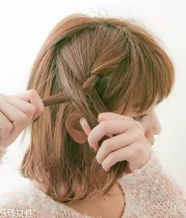 扎一半留一半的發(fā)型扎法 半扎發(fā)這樣扎好看 扎一半留一半的發(fā)型扎法 半扎發(fā)這樣扎好看