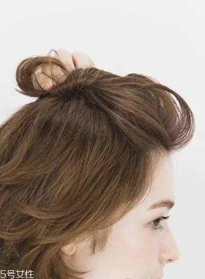 扎一半留一半的發(fā)型扎法 半扎發(fā)這樣扎好看 扎一半留一半的發(fā)型扎法 半扎發(fā)這樣扎好看